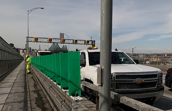 Mobilité active | Pont Jacques-Cartier : installation d’une clôture anti-éblouissement à quatre endroits sur la piste multifonctionnelle.