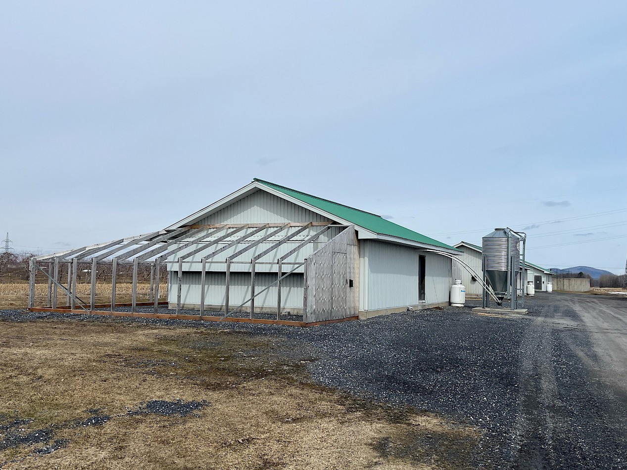 A prototype for a mixed greenhouse / animal production site on a family farm in Ange-Gardien