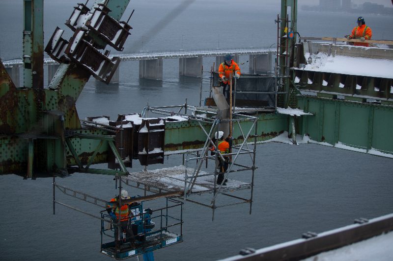 A vertiginous operation for specialized scaffolders, who must remove the access platforms after the steelworkers cut apart the components