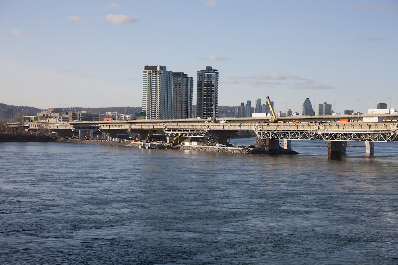 Construction of the temporary jetty on Île des Soeurs