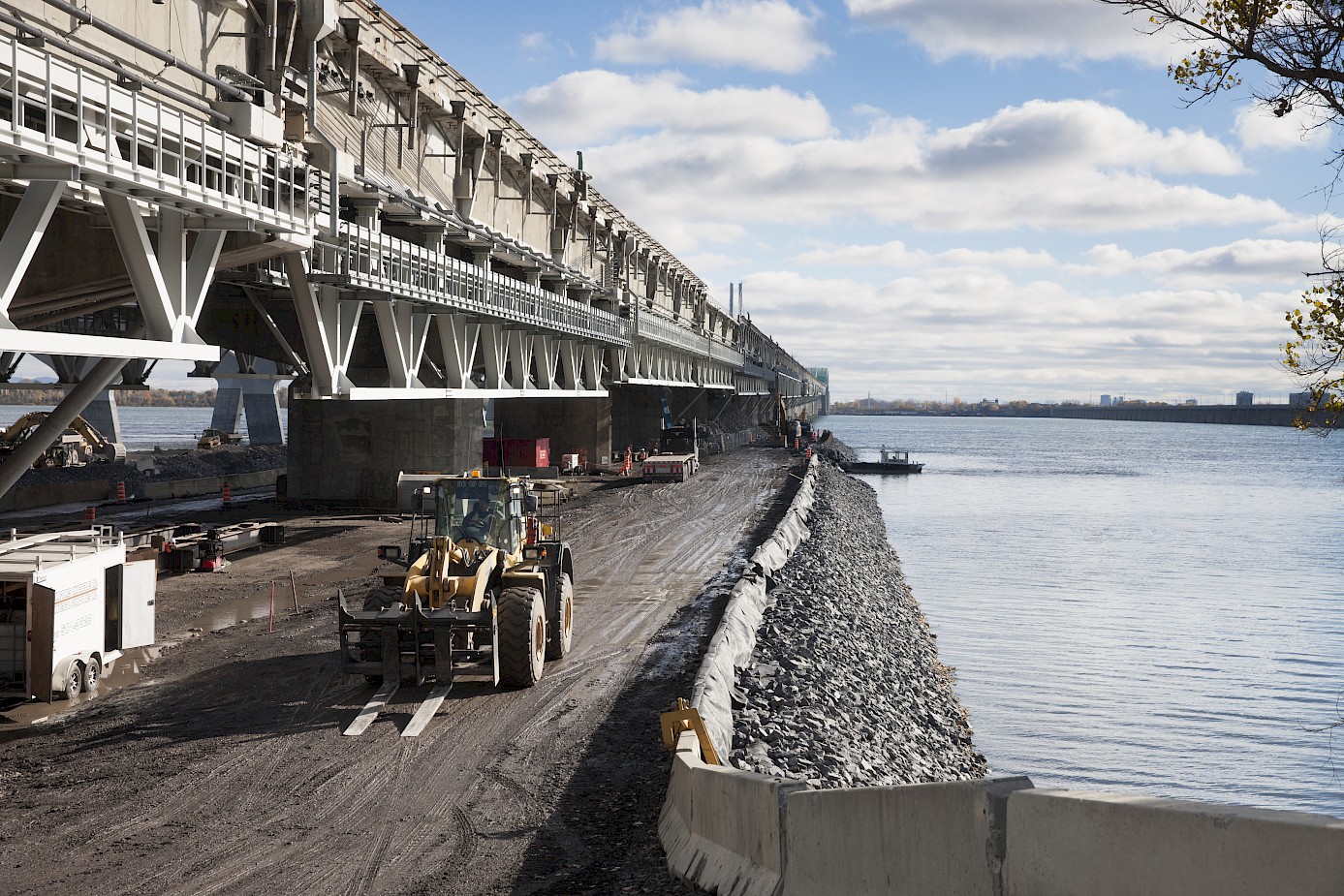 Construction of the temporary jetty on Île des Soeurs