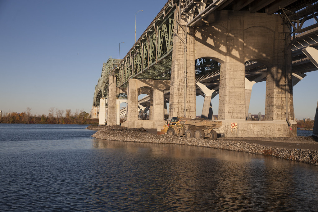 Construction of the temporary jetty in Brossard