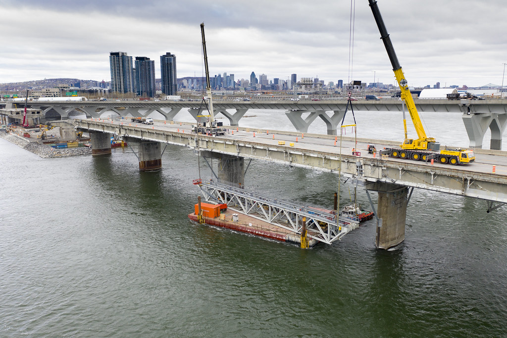 Removal of a modular truss using cranes on the bridge deck and barges