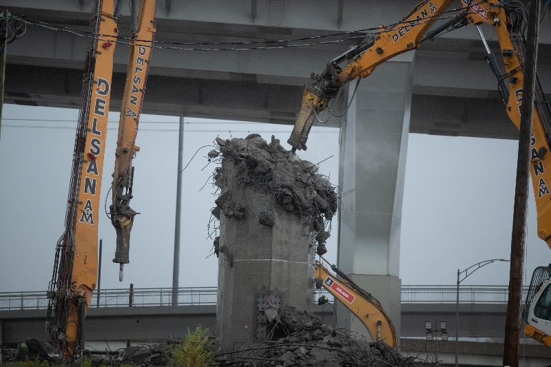 Demolition of a pier with special-purpose excavators