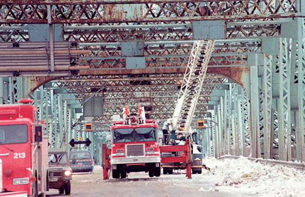 Les pompiers venus en renfort ont pris le relais sur les parties surélevées du pont Champlain pour retirer ce qui restait de la glace