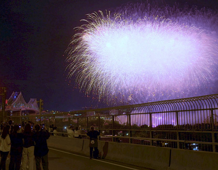 158,289 spectators watch the fireworks from the Jacques Cartier Bridge