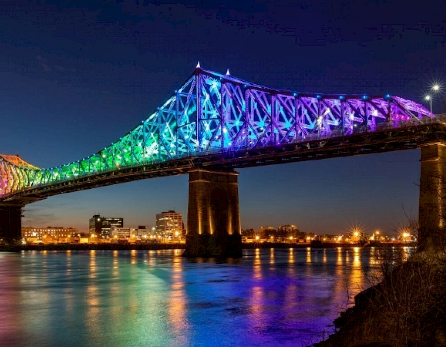 Illumination arc-en-ciel du pont Jacques-Cartier / Rainbow…