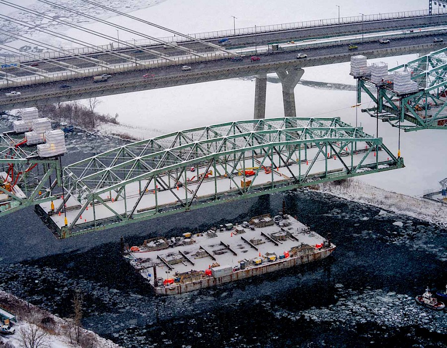 Deconstruction of the original Champlain Bridge | Timelapse video of the lowering of the main steel span