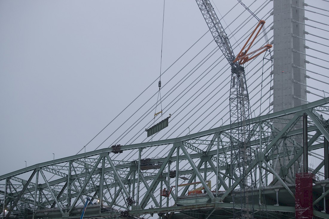 Lifting of the cantilever section of the west span is underway.