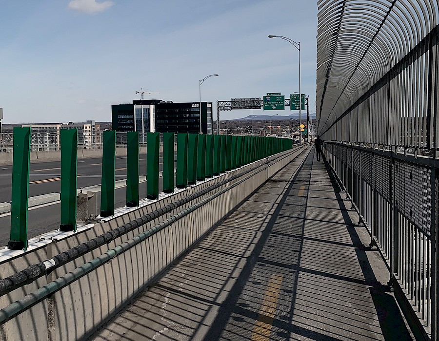 Mobilité active | Pont Jacques-Cartier : installation d'une clôture anti-éblouissement à quatre endroits sur la piste multifonctionnelle