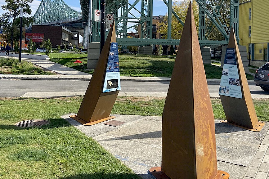 Information plinth and reuse of materials from the original Champlain Bridge